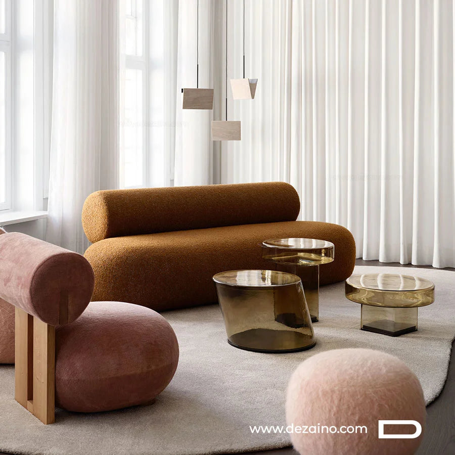 Grand canapé design installé comme pièce maîtresse d'un salon de villa moderne.