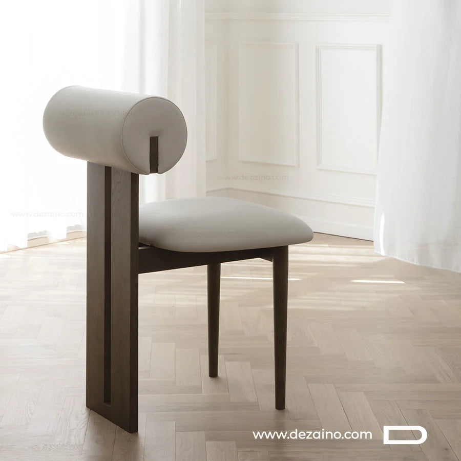 Chaise au design organique Paiko disponible pour les intérieurs au Maroc.