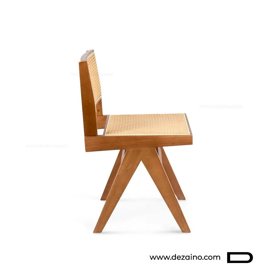 Mobilier contemporain en bois noyer et rotin exposé à Marrakech.