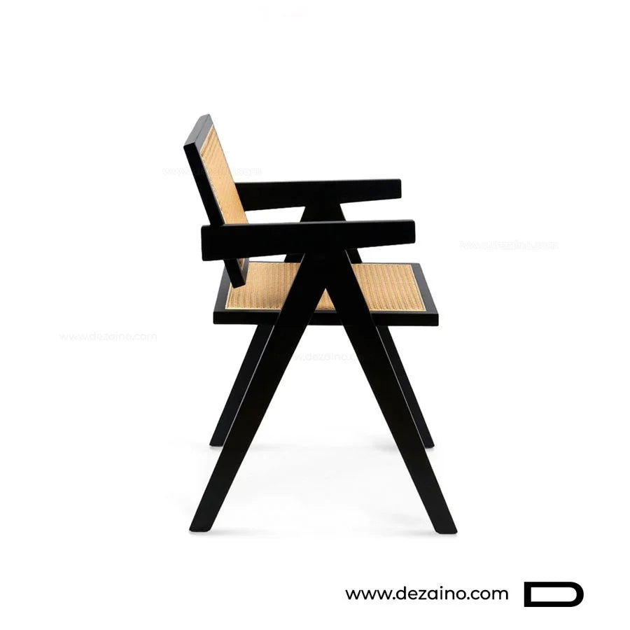 Chaise design avec pieds compas en V et accoudoirs intégrés à Casablanca.