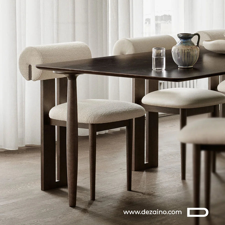Lot de chaises de créateur Paiko autour d'une table minimaliste.