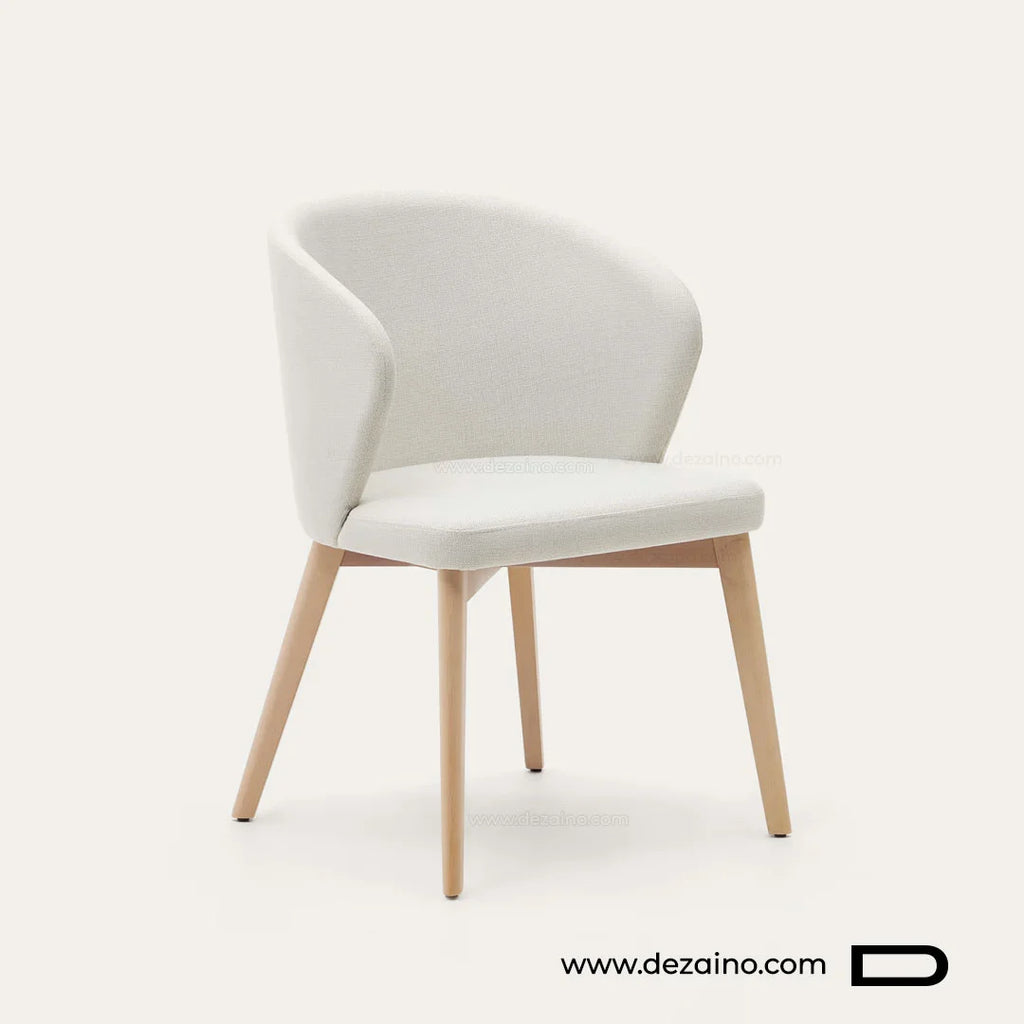 Lot de chaises Elino disposées autour d'une table à manger moderne.