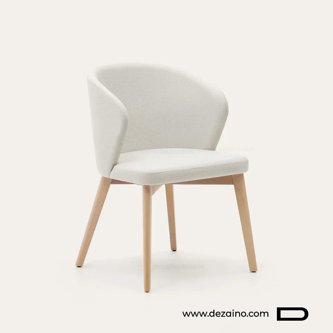 Lot de chaises Elino disposées autour d'une table à manger moderne.