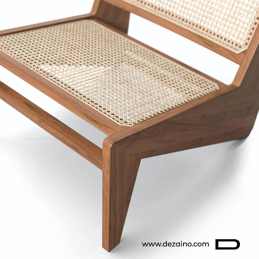 Gros plan sur l'inclinaison ergonomique et le grain de bois du fauteuil Otino.