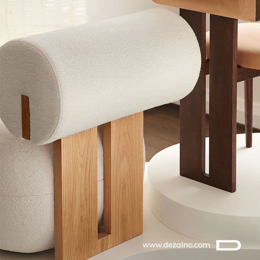 Fauteuil d'accent avec piètement en chêne massif exposé à Casablanca.