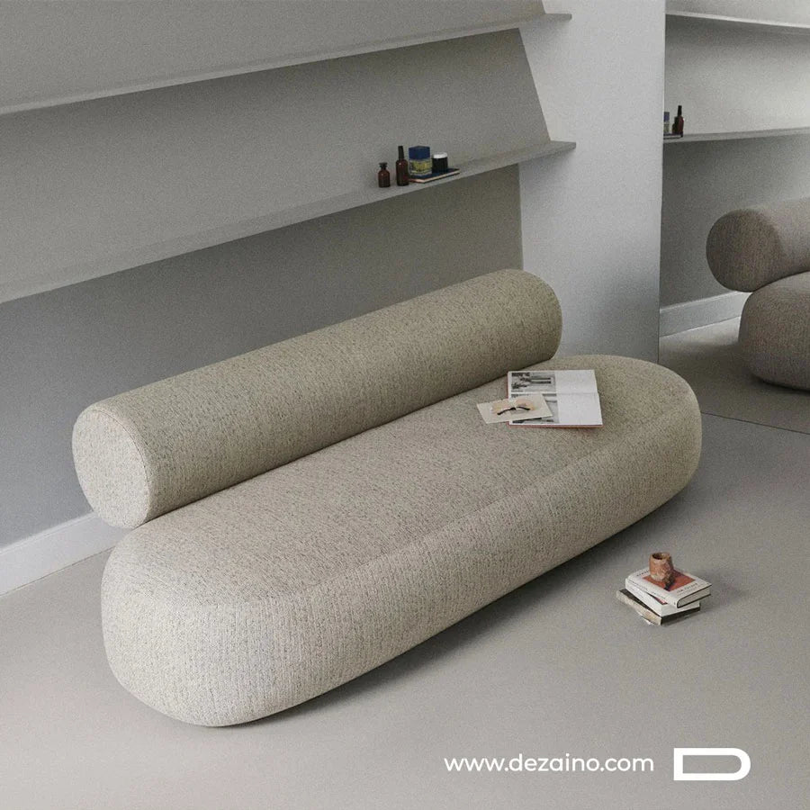 Grand sofa design de la collection Paiko pour quatre personnes.